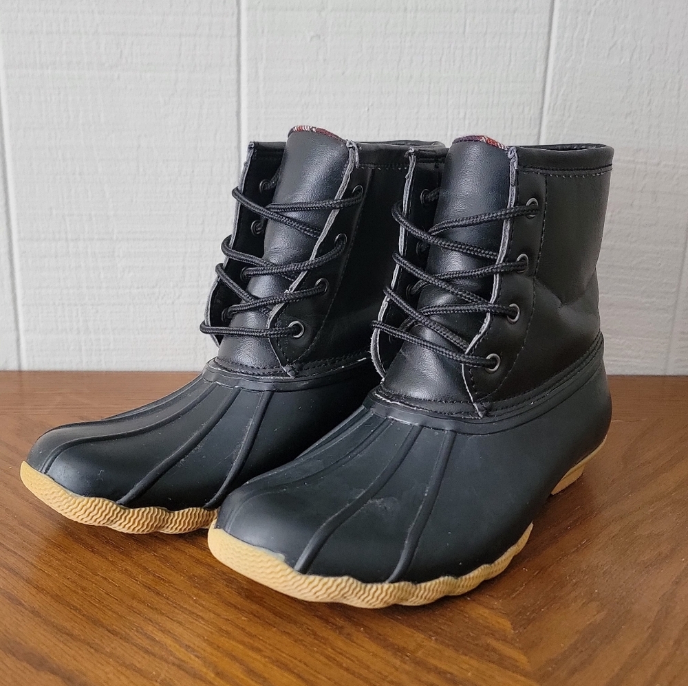 Refresh Hunter Black Lace Up Duck Boot Size 7